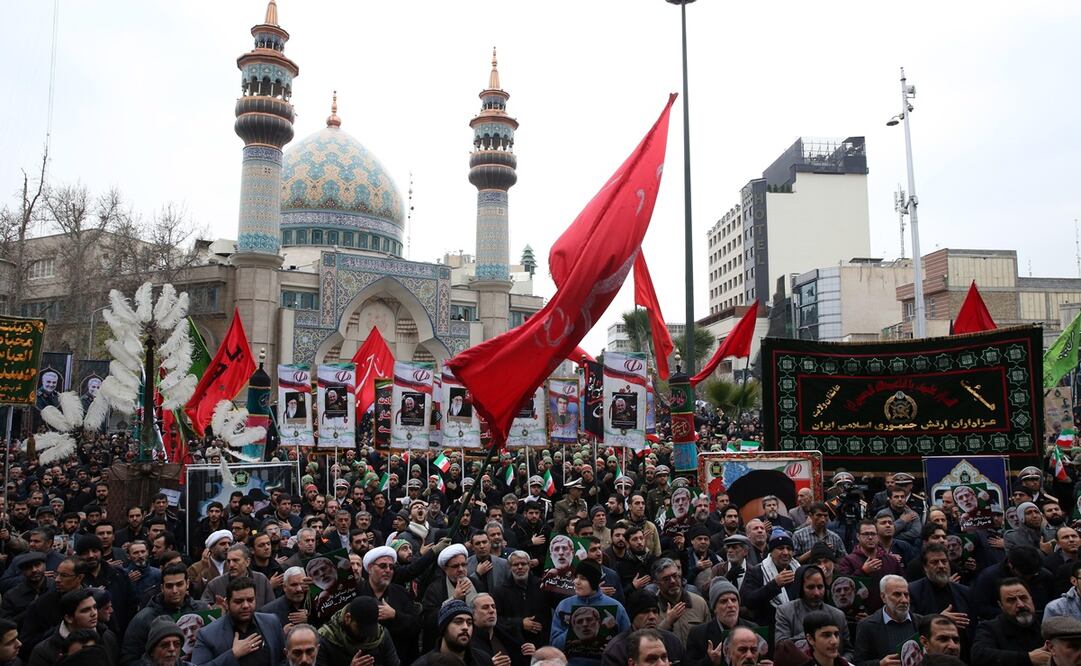 Iraníes participan en las protestas antiestadounidenses por el asesinato del teniente general y comandante de la Fuerza Quds Qasem Soleimani este sábado, en Teherán, Irán. Foto: EFE