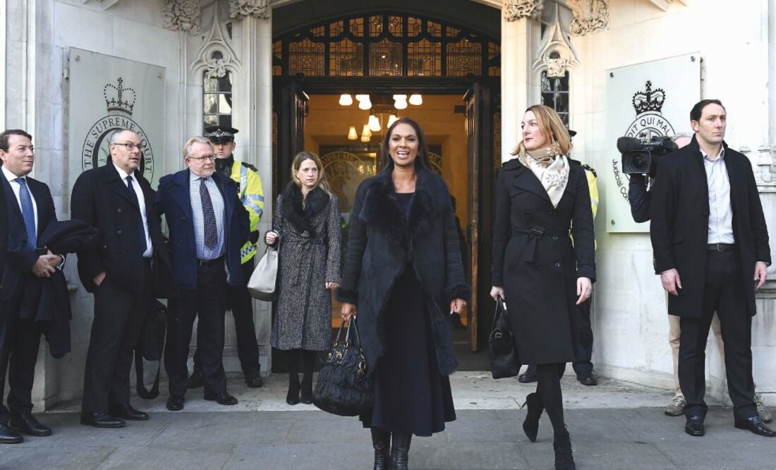 La empresaria Gina Miller (centro) a su llegada, ayer, al Tribunal Supremo en Londres, el cual le dio la razón a ella, al señalar que el Parlamento debe ser consultado sobre el Brexit antes de iniciar el proceso de salida de Reino Unido (ANDY RAIN.EFE)
