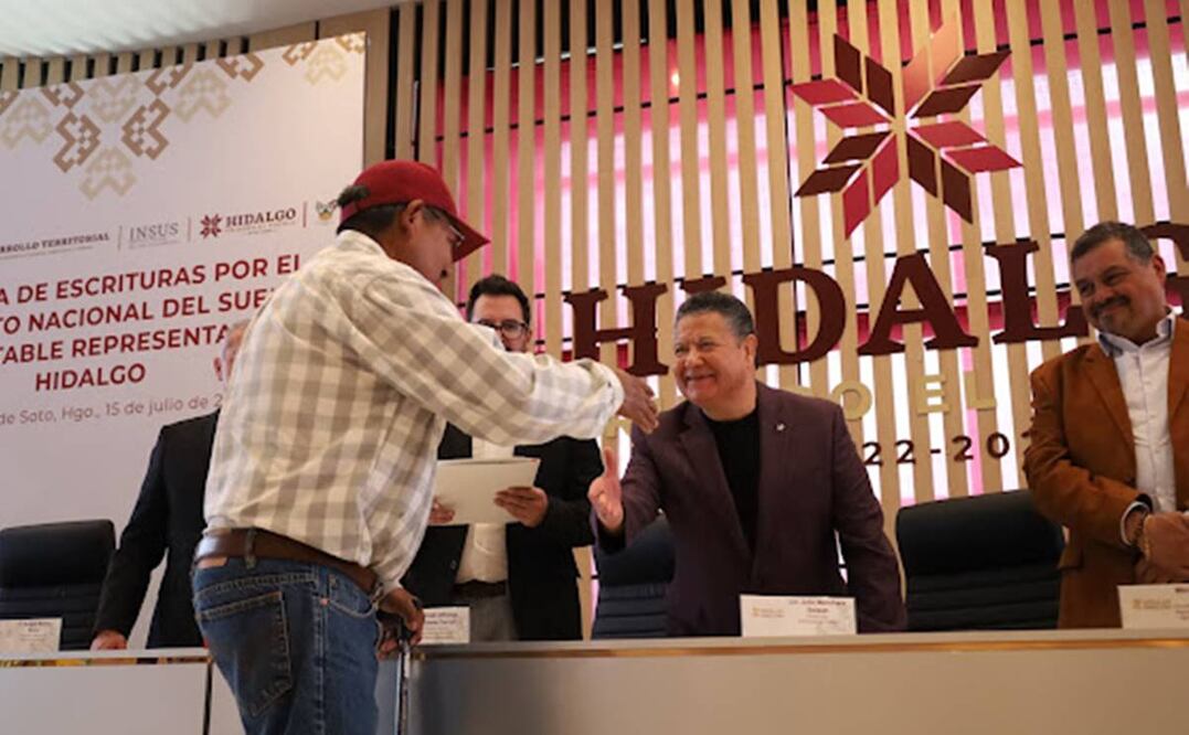 Julio Menchaca entrega escrituras a 8 mil familias hidalguenses para brindarles seguridad jurídica. Foto: Especial