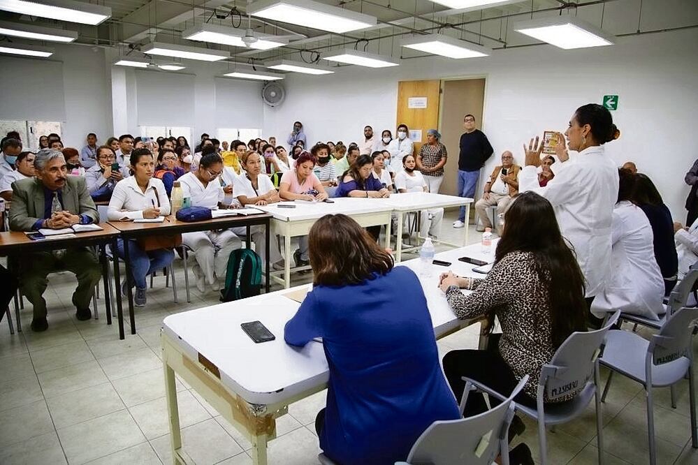 La Secretaría de Salud capitalina ha encabezado asambleas con personal médico para resolver cualquier duda acerca de la transferencia de servicios al IMSS-Bienestar. Foto: Especial