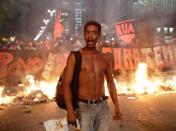 Policía dispersa con gas pimienta marcha a favor de Dilma Rousseff