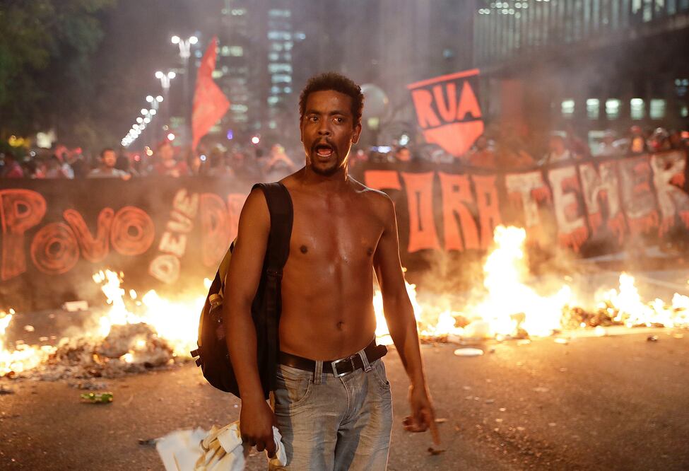 Un manifestante participa durante una protesta contra el presidente interino de Brasil, Michel Temer, en Sao Paulo, Brasil (Foto: AP)