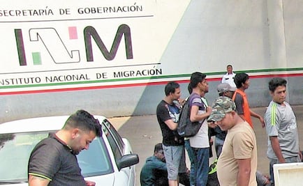 Riñen centroamericanos y cubanos en oficinas del INM; hay un agente herido