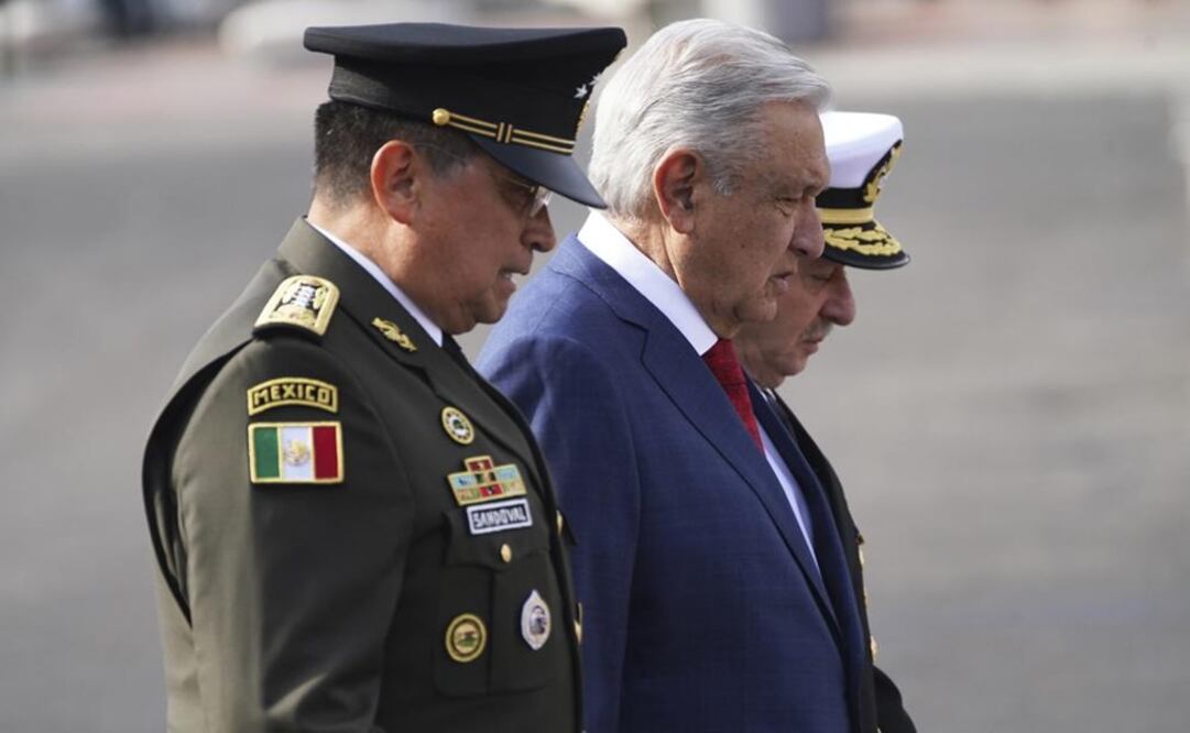El presidente Andrés Manuel López Obrador, el secretario de la Defensa, Luis Crescencio Sandoval y el secretario de Marina, Vidal Francisco Soberón. Foto: AP