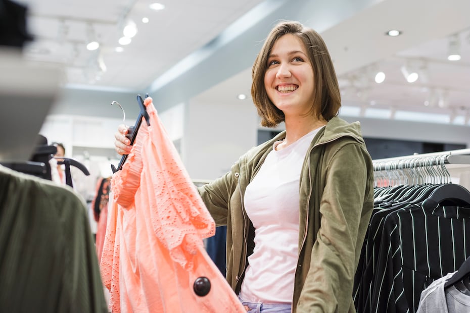 Ofertas en tiendas de ropa. Foto: Magnific