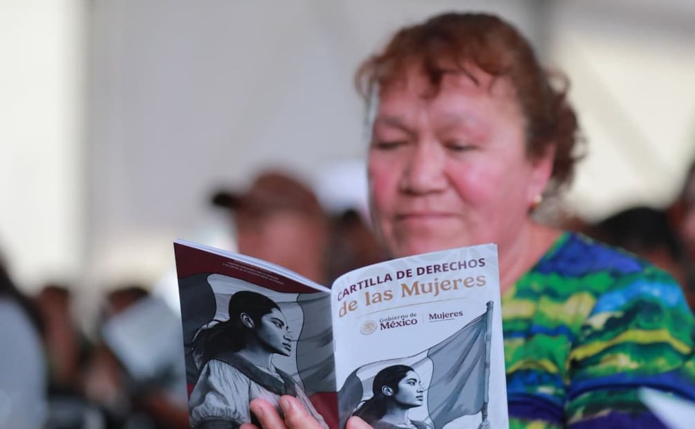Claudia Sheinbaum dijo que la cartilla debe entregarse a hombres y mujeres. | Foto: Especial.