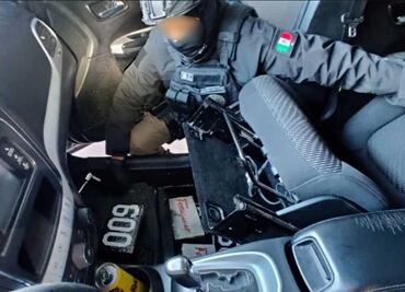 Hallan bajo asiento de camioneta 9 kilos de fentanilo y un envoltorio de metanfetamina en Rosarito