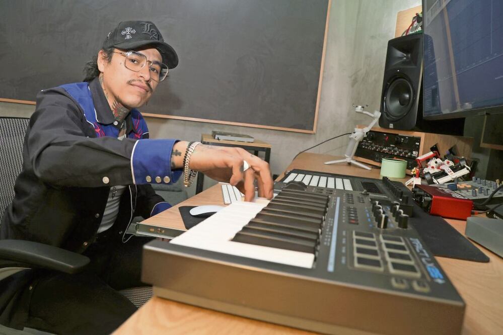 Chucho Tormenta, productor e instrumentista de corridos tumbados. Crédito: Carlos Mejía / El Universal