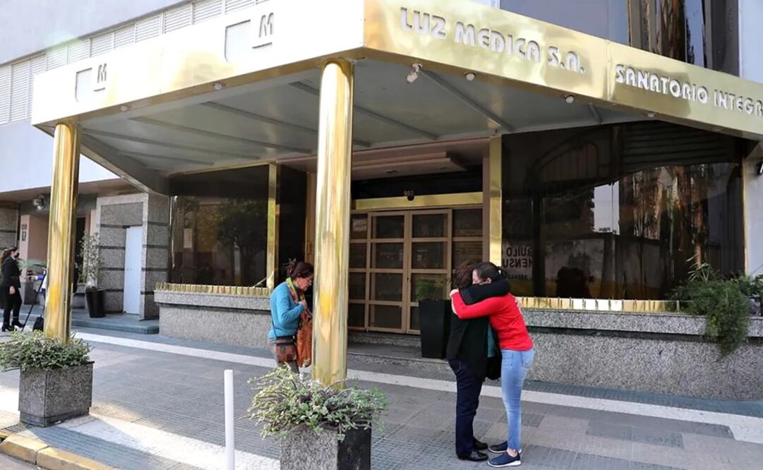 Familiares de una de las víctimas en el sanatorio Luz Médica, en Tucumán. Foto: LA NACION