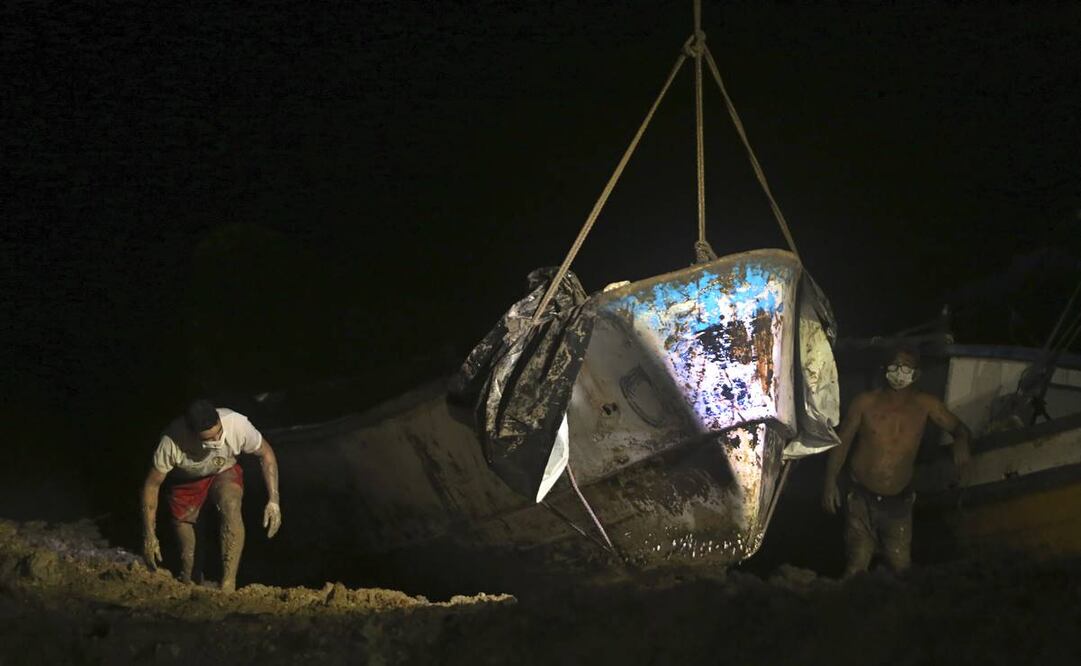 La policía brasileña que investigaba el descubrimiento de un barco lleno de cadáveres dijo que los muertos eran probablemente migrantes africanos de Mali y Mauritania. Foto: AP