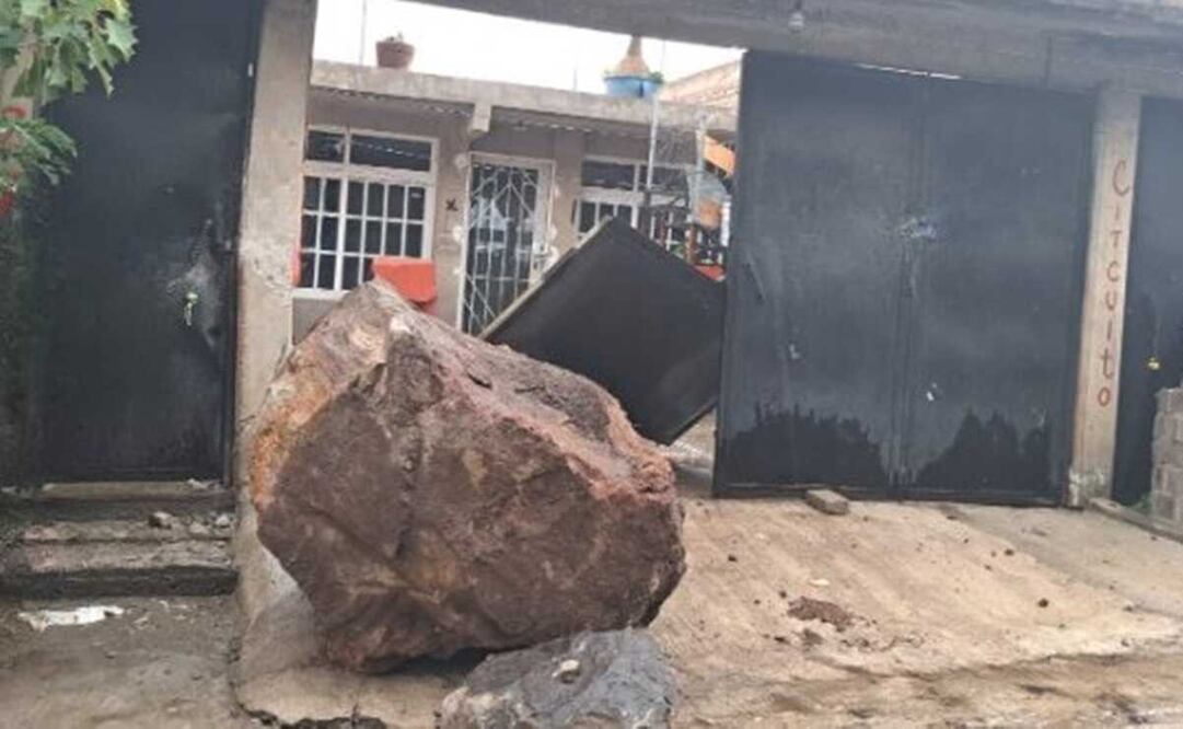 Al lugar acudieron cuerpos de emergencia que ya atienden el deslizamiento de material y piedras. Foto: tomada de Twitter @SGIRPC_CDMX 