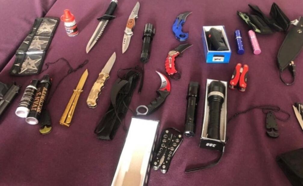 41 celulares, 60 cajas de medicinas y armas, lo decomisado en tianguis de Tulyehualco