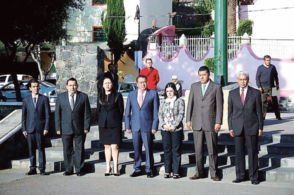 En la página de Facebook de la delegación plubicaron una imagen donde se ve al delegado con miembros de su gabinete, entre ellos sus familiares Carmen Salazar (traje negro) y Efrén Enríquez (segundo de derecha a izquierda) (ESPECIAL)