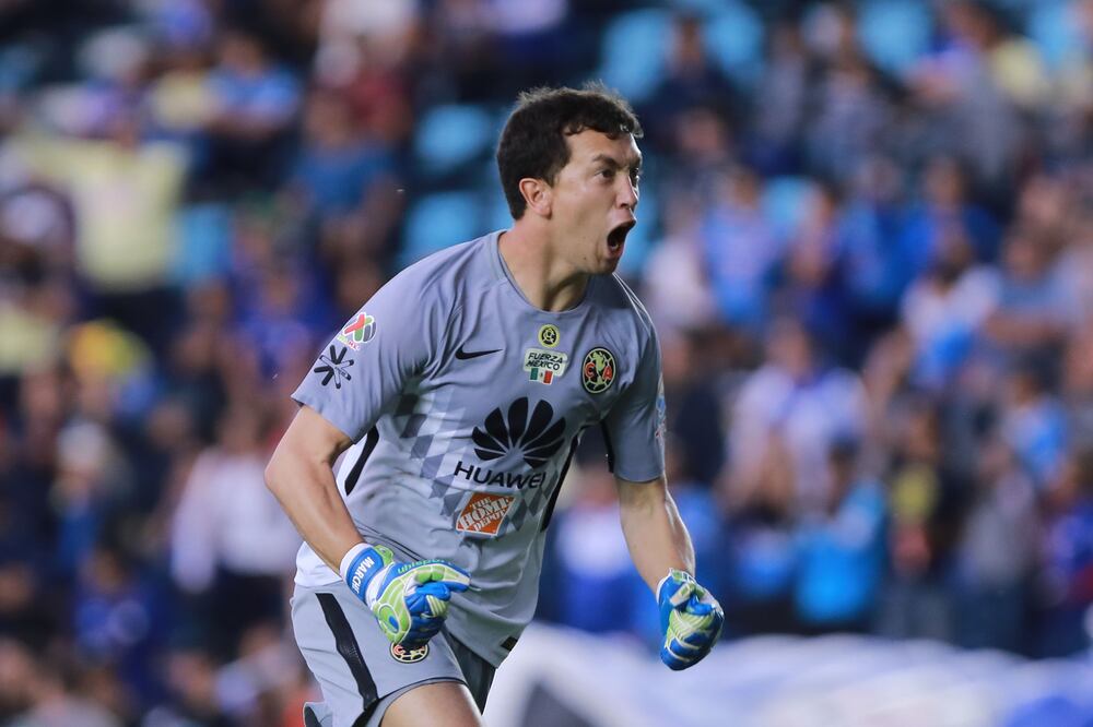 Imago7. Agustín Marchesín durante el juego entre América y Cruz Azul  