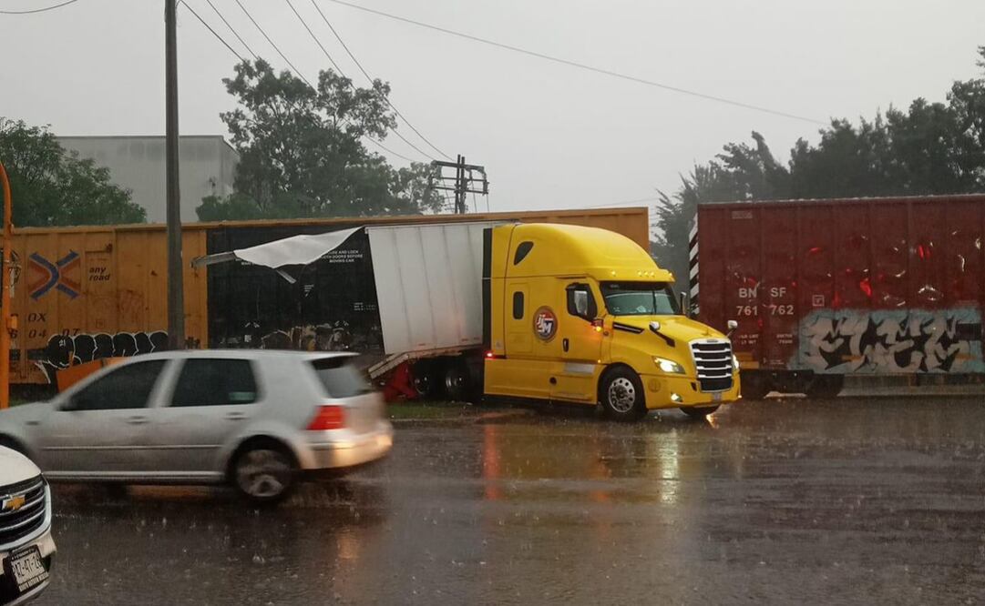 Camión intenta ganarle paso al tren en Tultitlán, Edomex. Foto: Especial