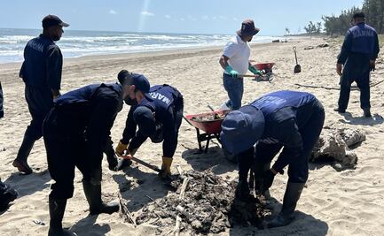 Aparece mancha de crudo en playas del puerto de Tuxpan; recolectan tres toneladas de residuos