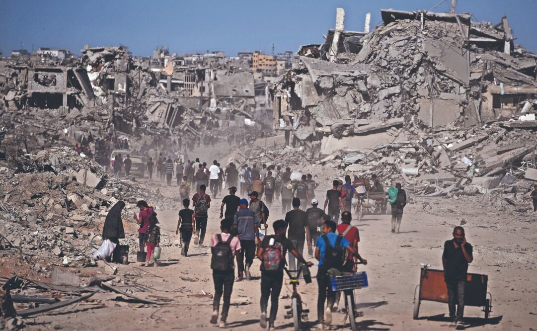 Palestinos desplazados regresan a sus hogares en el barrio de Zeitoun, en la Ciudad de Gaza. Foto: de Jehad Alshrafi. AP