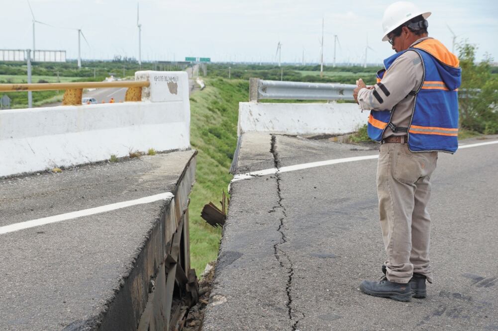 De acuerdo con datos de la SCT, los puentes soportan cargas que se han incrementado de manera significativa, de 32 a 72 toneladas legales. ARCHIVO EL UNIVERSAL