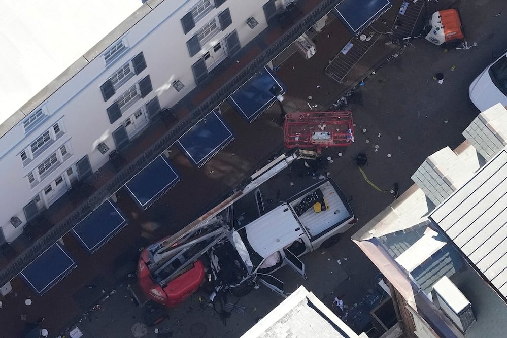 Los investigadores trabajan en la escena después de que una persona condujera un vehículo contra una multitud más temprano en Canal y Bourbon Street en Nueva Orleans, miércoles, 1 de enero de 2025. FOTO: GERALD HERBERT. AP