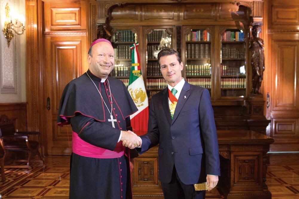 El presidente Enrique Peña Nieto dio la bienvenida a 20 nuevos representantes diplomáticos en el país, entre ellos Franco Coppola, del Vaticano (JUAN CARLOS MORALES. EFE)