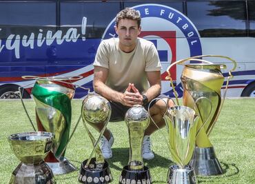 Santiago Giménez, feliz por irse por la puerta grande de Cruz Azul; no descarta regresar