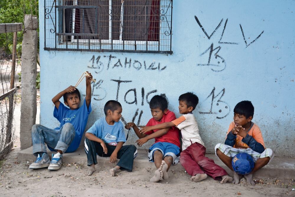 En México, al menos nueve de cada 10 niñas, niños y adolescentes de pueblos originarios viven en condiciones de pobreza; uno de cada cuatro, de los 3 a 17 años de edad, no asiste a la escuela.