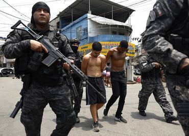 Coches en llamas, disparos desde drones: fotos y videos de la guerra en Río de Janeiro contra el Comando Vermelho