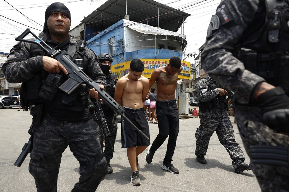 Integrantes de la Policía de Río de Janeiro trasladan a un grupo de personas durante un operativo contra el Comando Vermelho, en Río de Janeiro, Brasil. FOTO: ANTONIO LACERDA. EFE