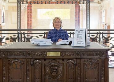 Exhiben correos de Hillary Clinton en Venecia