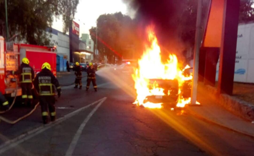 Policías municipales acordonaron la zona, mientras llegaban vulcanos que controlaron las llamas Foto: Especial 