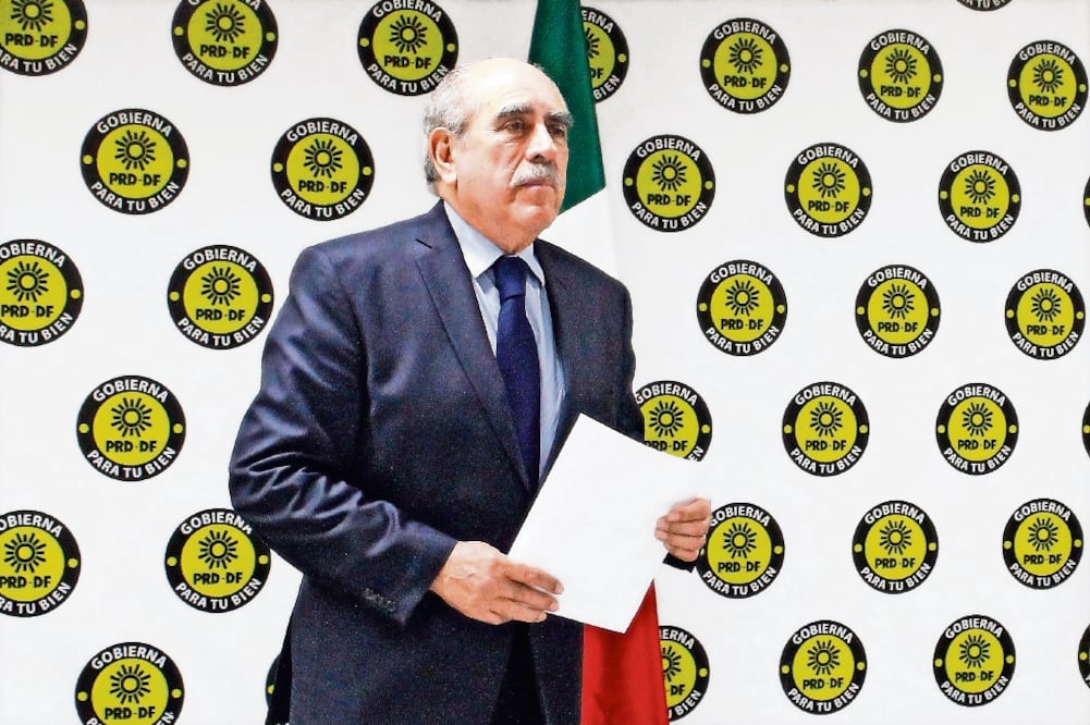 Pablo Gómez, apoyado por las corrientes Patria Digna y Coalición de Izquierda s, advirtió que la sustitución del presidente se podría ir hasta dentro de un mes