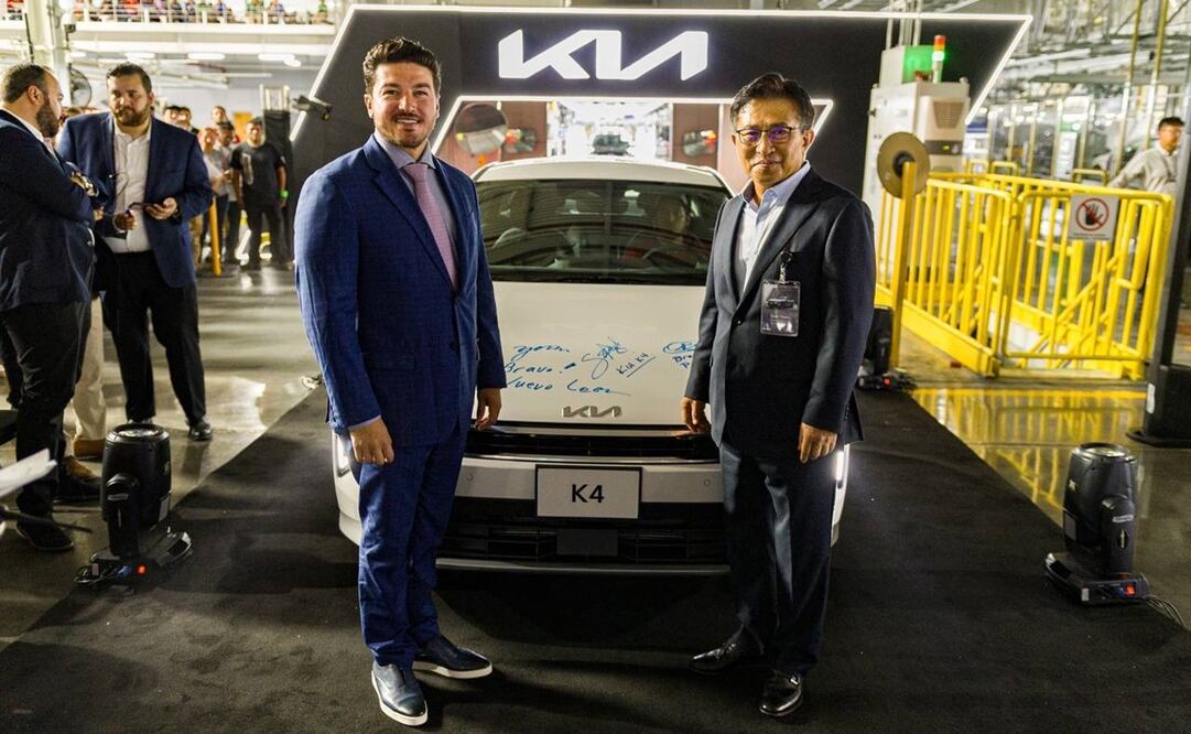 En la ceremonia de celebración de KIA, donde también se presentó el nuevo vehículo modelo K4, estuvieron el gobernador del estado, Samuel García, y el presidente de KIA Norteamérica, Sean Yoon. Foto: Especial
