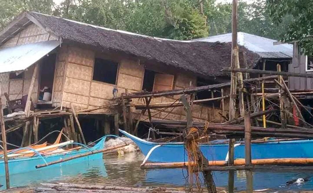 Esta fotografía publicada por el gobierno local de Hinatuan, Filipinas muestra una casa dañada tras un sismo que sacudió la localidad del sur de Filipinas. Foto: AP