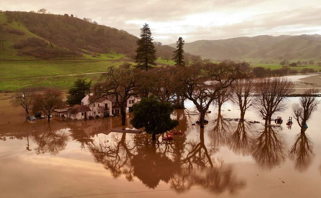 Una casa inundada se ve parcialmente bajo el agua en Gilroy, California. Foto: AFP