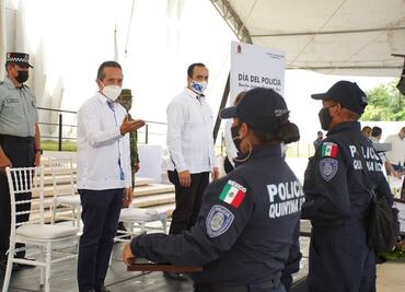 Carlos Joaquín condecora a 46 policías por acciones destacadas y años de servicio