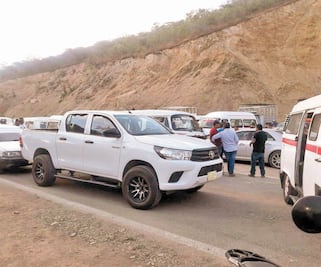 Bloquean carretera por casi 24 horas