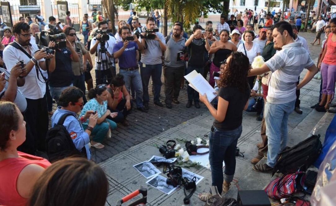 Photographers and members of Yucatan's art scene commemorate Barbara McClatchie's work as a visual artist and promoter of Mayan culture (Photo courtesy of Cuauhtémoc Moreno)