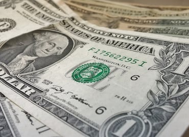 Dólar, con una moderada baja luego del ajuste de perspectiva de S&P