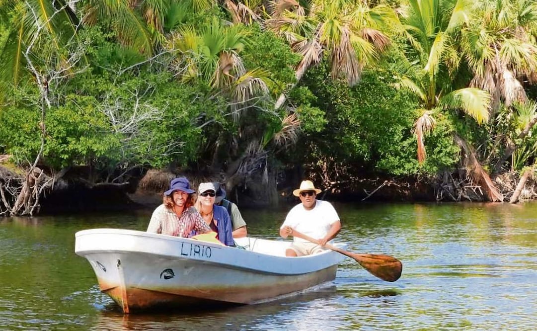 Desde 1997, la comunidad formó una cooperativa ecoturística, luego de que el gobierno federal decretó la veda total que prohibía la explotación de las tortugas y cocodrilos.