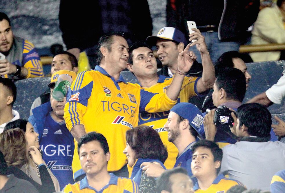 El gobernador de Nuevo León, Jaime Rodríguez, asistió ayer al ‘Volcán’ para apoyar al conjunto norteño (RAMÓN ROMERO. EL UNIVERSAL)
