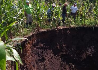 Lluvias provocan socavón de 8 metros de profundidad en Chiapas