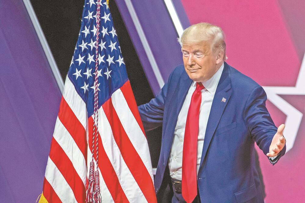 El presidente de Estados Unidos, Donald Trump, endureció ayer los viajes al país tras la muerte del primer paciente por Covid-19 en su nación. Foto: EFE