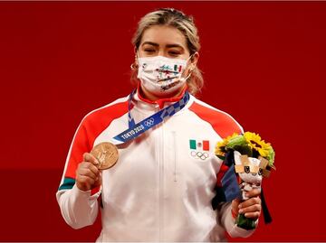 Aremi Fuentes, medallista olímpica, denuncia que recibió un cheque sin fondos