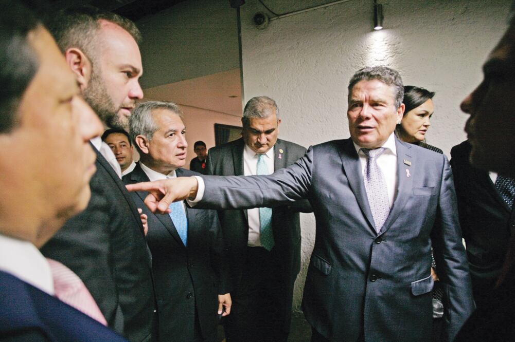 El líder sindical Juan Díaz de la Torre se reunió con legisladores priístas (IVÁN STEPHENS. EL UNIVERSAL)