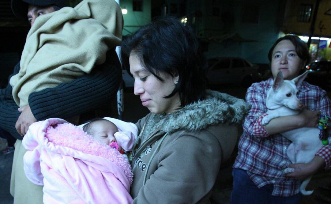 Personas abandonaron sus hogares, alertadas por los 8 mil 200 altavoces distribuidos en la ciudad  (Foto: EFE) 