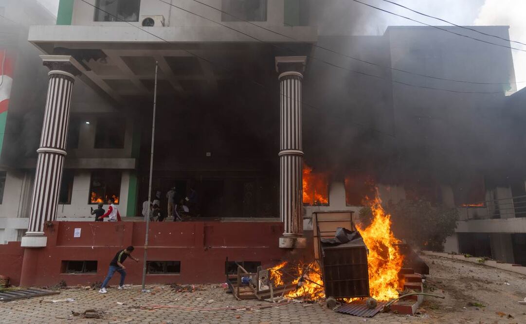 Manifestantes asaltan la oficina del Partido del Congreso Nepalí que fue incendiada en Katmandú, Nepal, 09 de septiembre de 2025, un día después de que al menos 19 personas murieran y docenas resultaran heridas durante las manifestaciones contra la corrupción y la prohibición gubernamental de las redes sociales. Foto: EFE