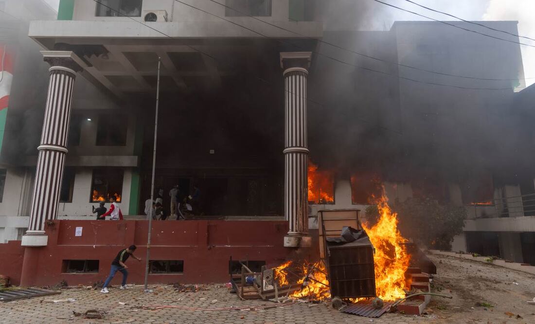 Manifestantes asaltan la oficina del Partido del Congreso Nepalí que fue incendiada en Katmandú, Nepal, 09 de septiembre de 2025, un día después de que al menos 19 personas murieran y docenas resultaran heridas durante las manifestaciones contra la corrupción y la prohibición gubernamental de las redes sociales. Foto: EFE
