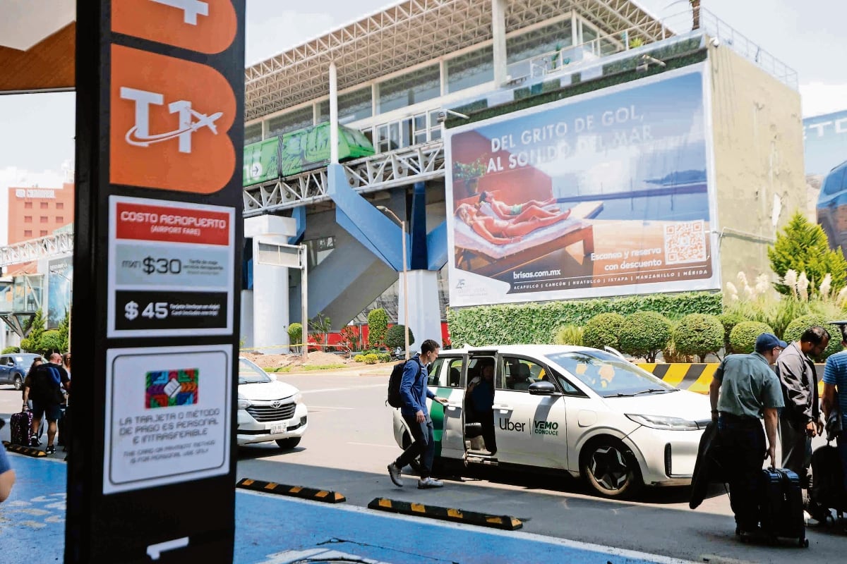 Taxis por aplicación continúan operando en zonas restringidas del AICM pese al operativo implementado desde marzo para limitar su presencia en la terminal.