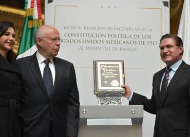 Narro Robles entrega al gobierno de Durango facsimilar de la Constitución