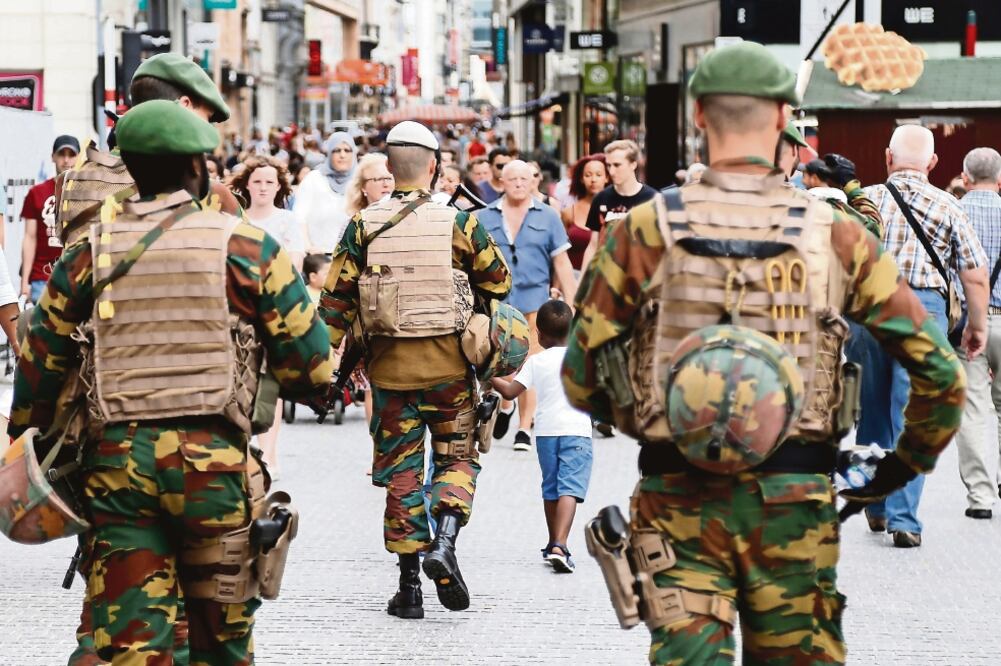 Policías belgas, durante un patrullaje ayer en Bruselas tras una alerta que resultó ser falsa (FRANCOIS LENOIR. REUTERS)